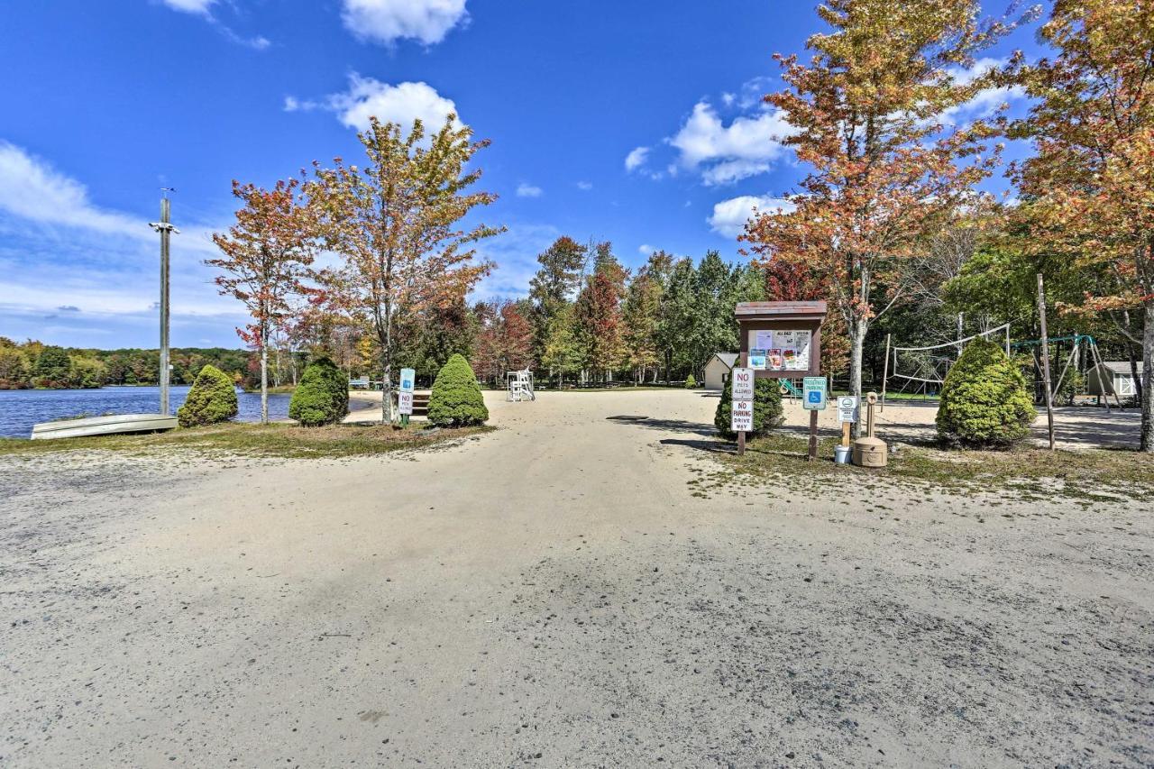 Bear Den Rustic Pocono Lake Home With Game Room! Luaran gambar