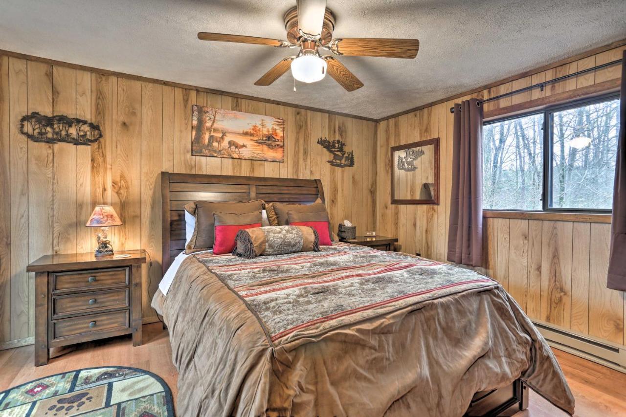 Bear Den Rustic Pocono Lake Home With Game Room! Luaran gambar
