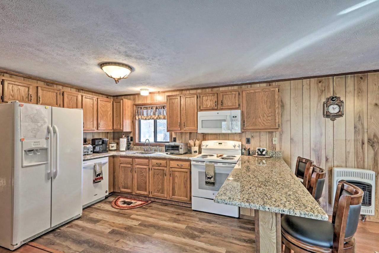 Bear Den Rustic Pocono Lake Home With Game Room! Luaran gambar
